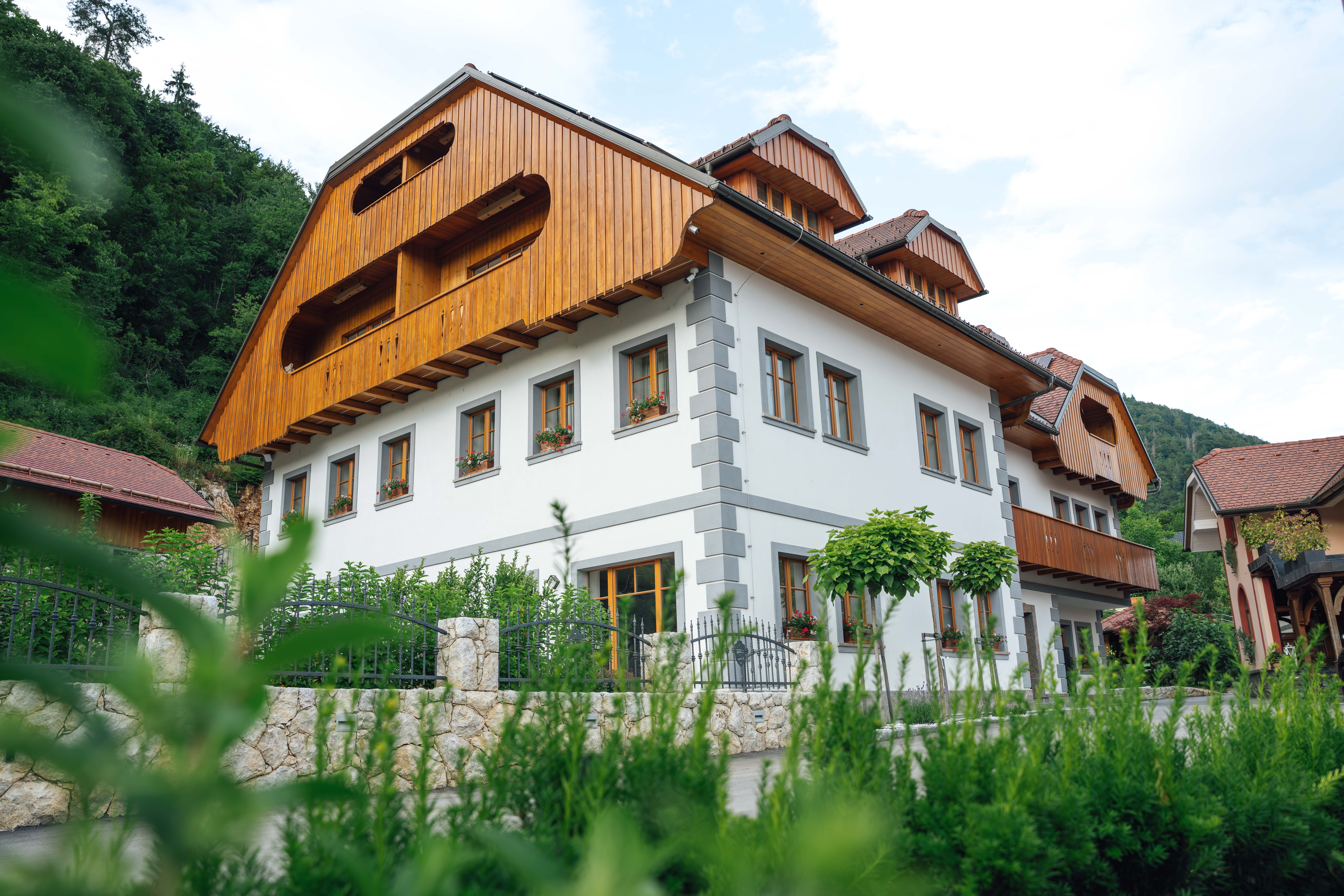 menart estate, picture of building sarrounded by nature, peacful and quiet place